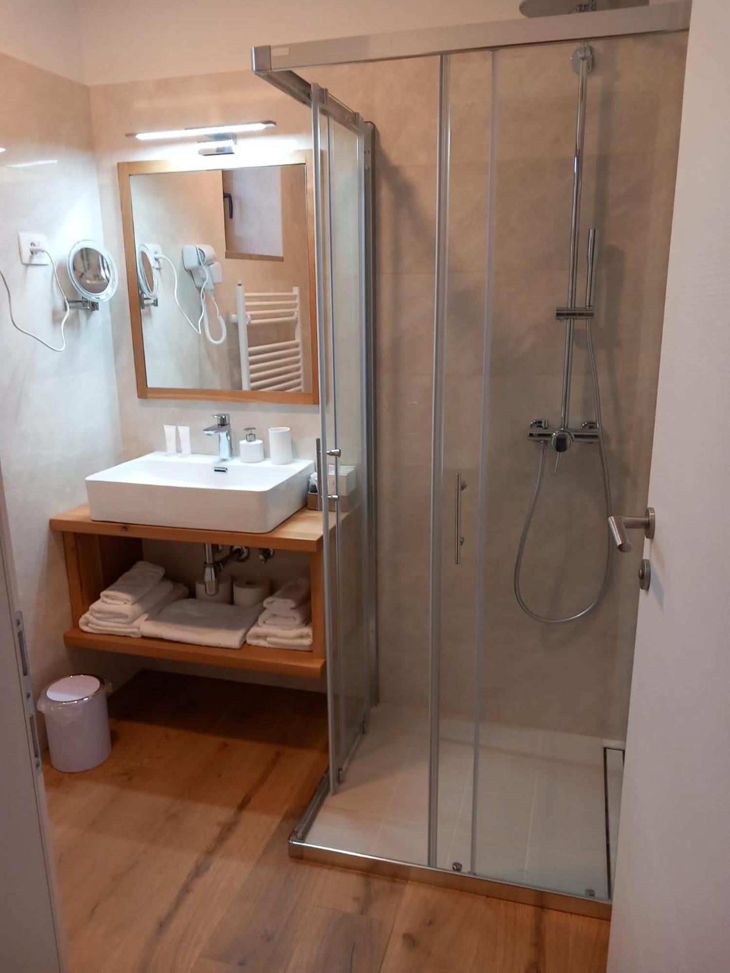 Hotel G House Dutovlje Esterno foto